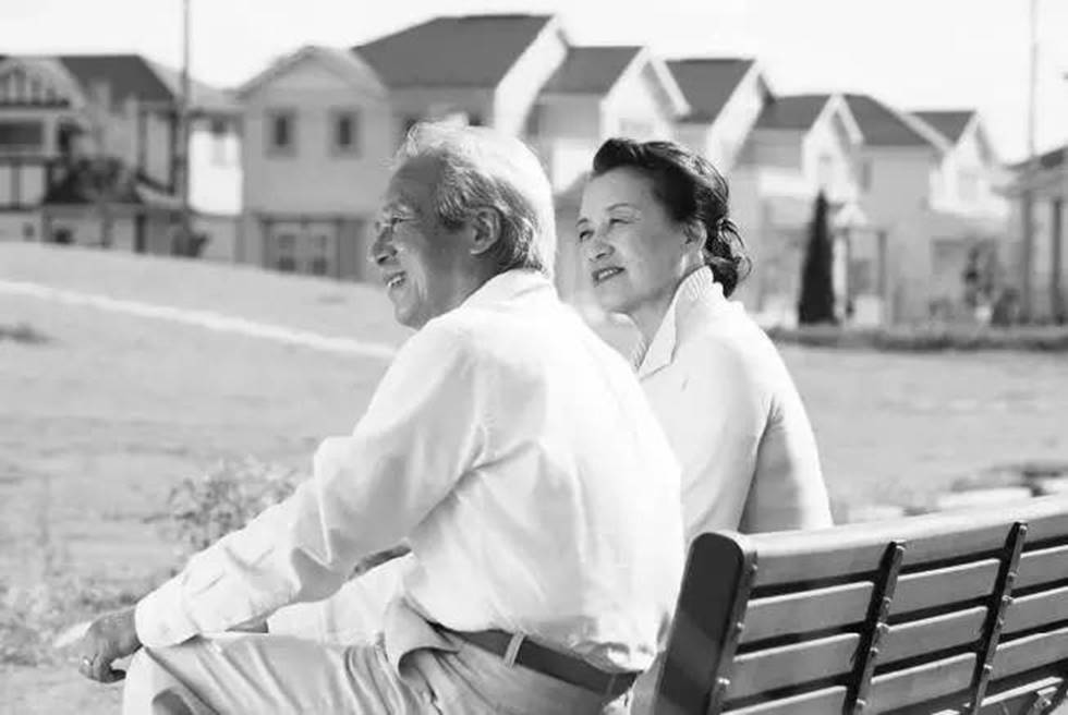 Con đi muôn nơi, đến lúc nhìn lại mới giật mình nhưng vẫn chưa nhận ra bố mẹ ở nhà đã già đến đâu, lão hóa đến mức nào-1