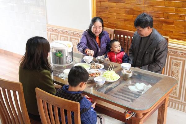 Gặp lại cô giáo sinh con ở tuổi 60: Tôi là mẹ già nhưng con tôi vẫn đạt chuẩn-2