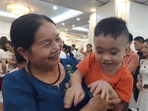 Ông nội tự lấy kim chỉ khâu vết thương của cháu gái bị máy cắt lòi ruột-2