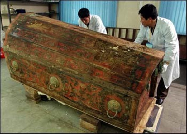 Phát hiện hài cốt nữ nhân đội vương miện trong lăng mộ cổ nghìn năm ở Trung Quốc, chuyên gia khảo cổ đau đầu suy đoán danh tính và nguyên nhân qua đời-1