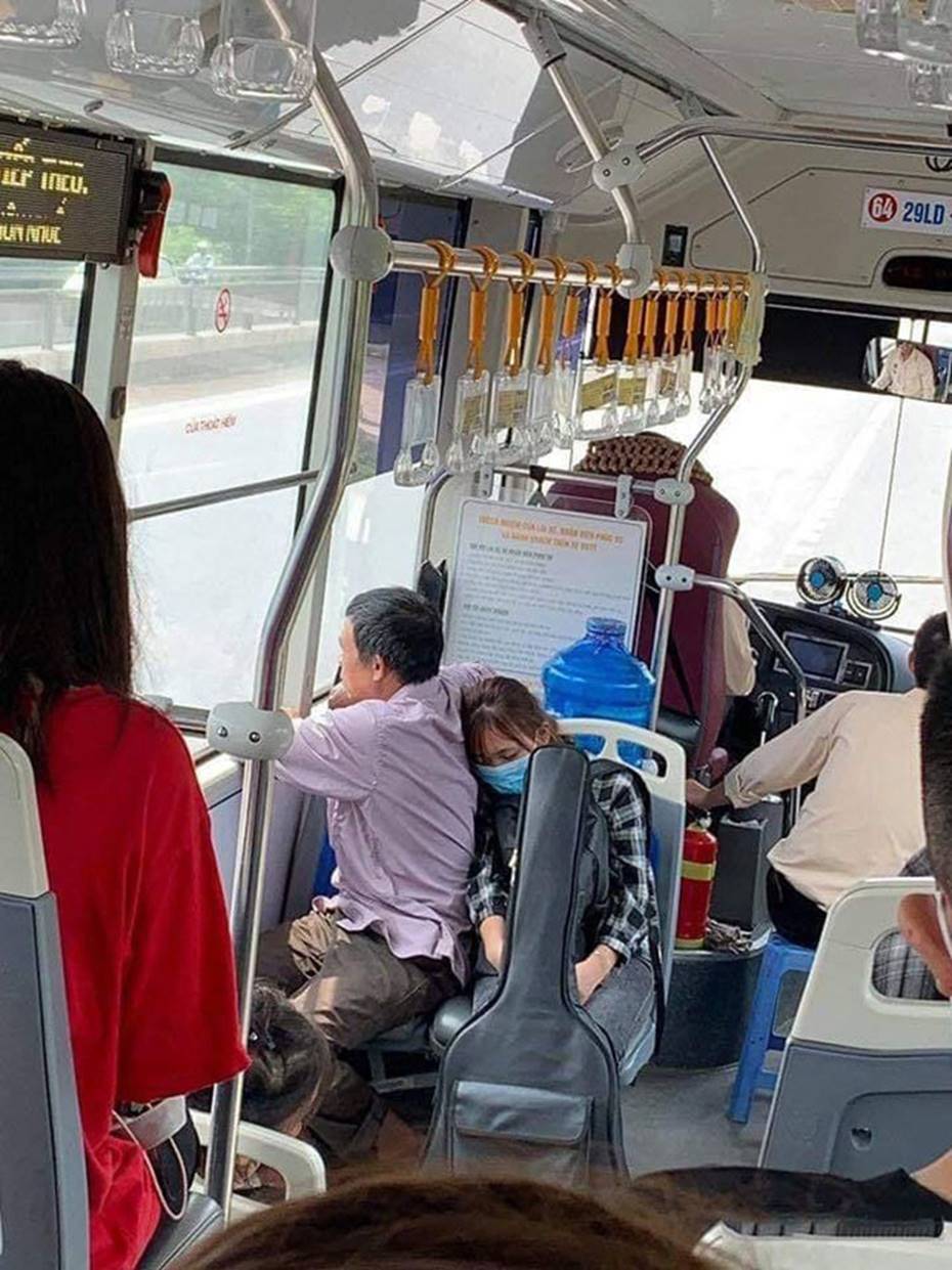 Xúc động cảnh con gái ngủ gục vào lưng bố trên chuyến xe bus nhập học: Ngủ đi con, mai chỉ còn mình con trên thành phố thôi đấy!-1