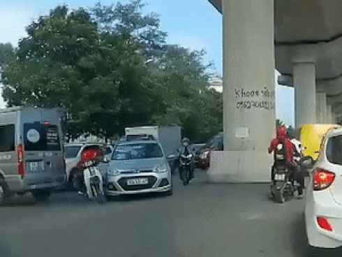 Tài xế xe ôm luồn lách kéo toác đầu taxi rồi bỏ chạy