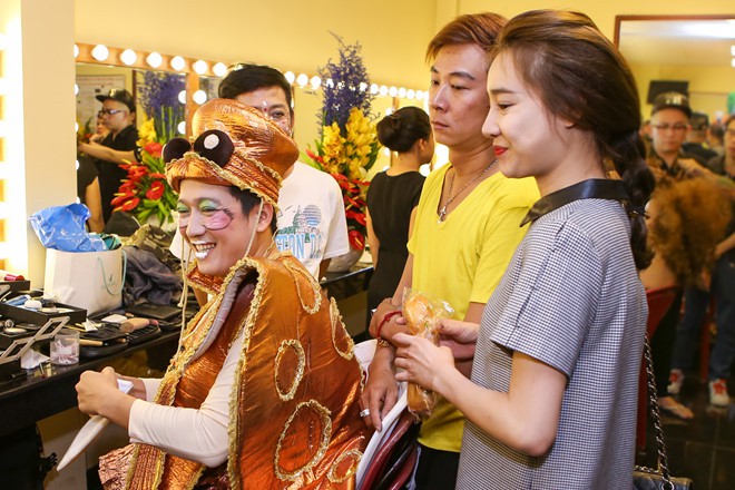 Nhã Phương váy áo điệu đà lặn lội đến tận phim trường thăm Trường Giang-3