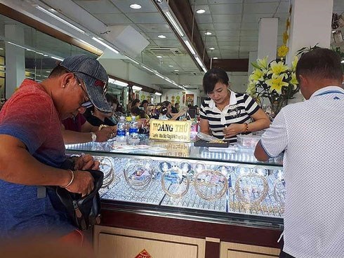 Giá vàng dậy sóng: Có nên bán đất mua vàng?