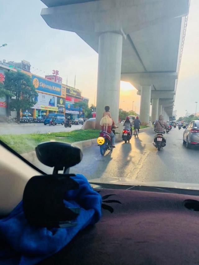 Để bé gái đứng sau yên xe rồi phóng vù vù trên đường, người đàn ông khiến tất cả bức xúc-1