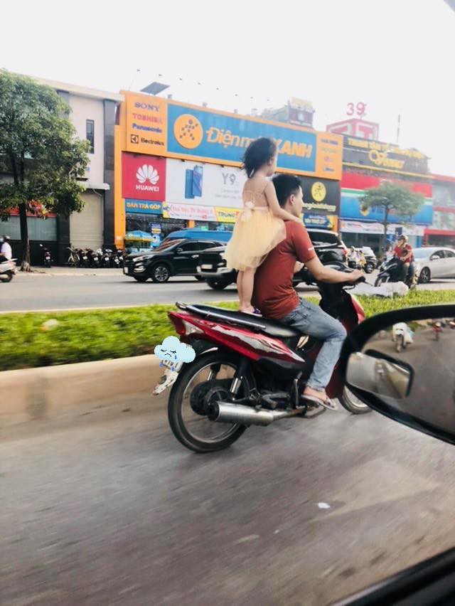 Để bé gái đứng sau yên xe rồi phóng vù vù trên đường, người đàn ông khiến tất cả bức xúc-2
