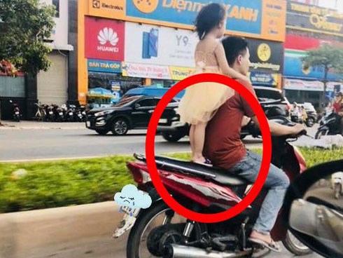 Để bé gái đứng sau yên xe rồi phóng vù vù trên đường, người đàn ông khiến tất cả bức xúc
