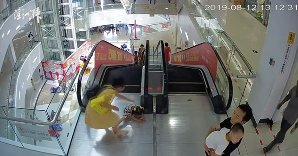 Đi mua sắm cùng mẹ, bé gái 5 tuổi bất ngờ bị thang cuốn nuốt tay và cuộc giải cứu ngoạn mục khiến mọi người nhẹ nhõm-2