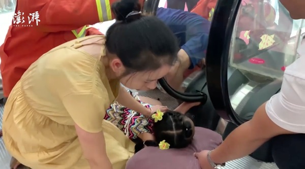 Đi mua sắm cùng mẹ, bé gái 5 tuổi bất ngờ bị thang cuốn nuốt tay và cuộc giải cứu ngoạn mục khiến mọi người nhẹ nhõm-3