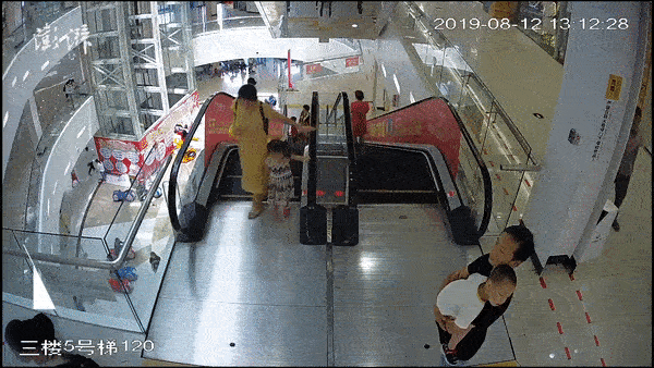 Đi mua sắm cùng mẹ, bé gái 5 tuổi bất ngờ bị thang cuốn nuốt tay và cuộc giải cứu ngoạn mục khiến mọi người nhẹ nhõm-1