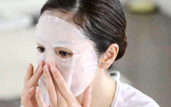 Kinh hãi hình ảnh cơ thể cô gái phát sáng như zombie khi thoa kem dưỡng sau tắm trắng-5