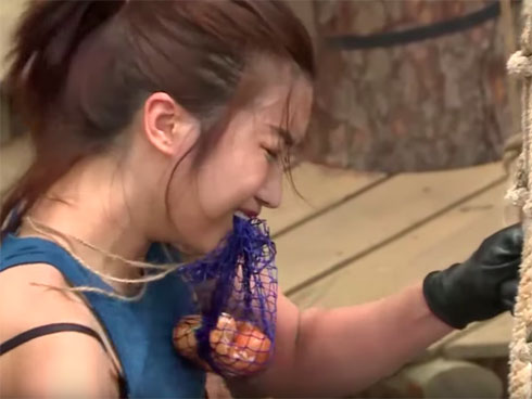 Hoa hậu Đỗ Mỹ Linh đang đi vào vết xe đổ của Phạm Hương?-4