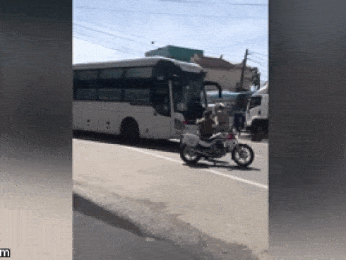 Clip: Tài xế chở 30 khách không chấp hành hiệu lệnh, cố tình nhấn ga húc CSGT