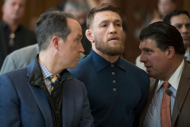 Bị từ chối lời mời rượu, võ sĩ MMA kiếm tiền giỏi nhất thế giới gây sốc khi đấm thẳng vào mặt một ông lão-1