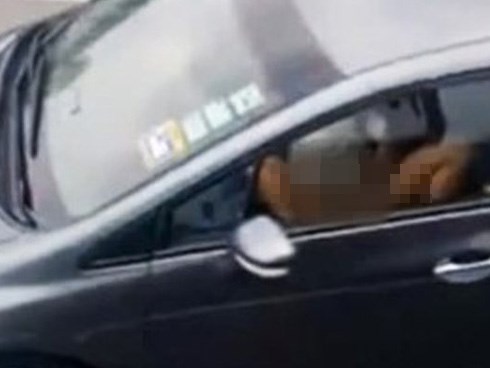 Đi trên cao tốc, cô gái dạng chân làm điều bất thường khiến tài xế xe bên cạnh đỏ mặt