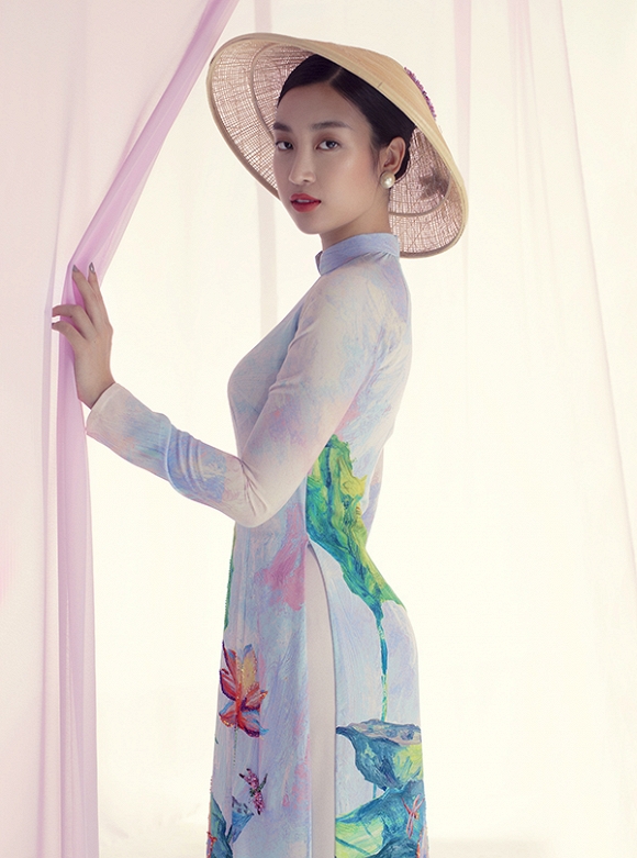 Hoa hậu Đỗ Mỹ Linh khoe dáng thướt tha với áo dài dịu dàng nhân mùa Vu lan-3