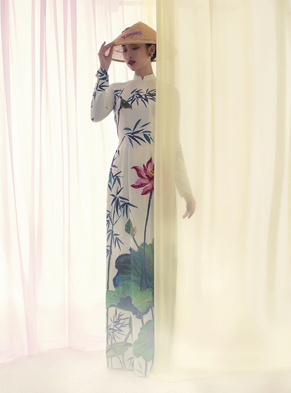 Hoa hậu Đỗ Mỹ Linh khoe dáng thướt tha với áo dài dịu dàng nhân mùa Vu lan-5