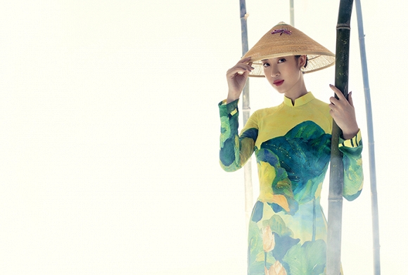 Hoa hậu Đỗ Mỹ Linh khoe dáng thướt tha với áo dài dịu dàng nhân mùa Vu lan-6