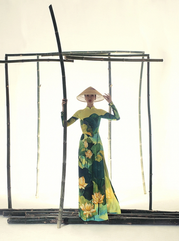 Hoa hậu Đỗ Mỹ Linh khoe dáng thướt tha với áo dài dịu dàng nhân mùa Vu lan-7