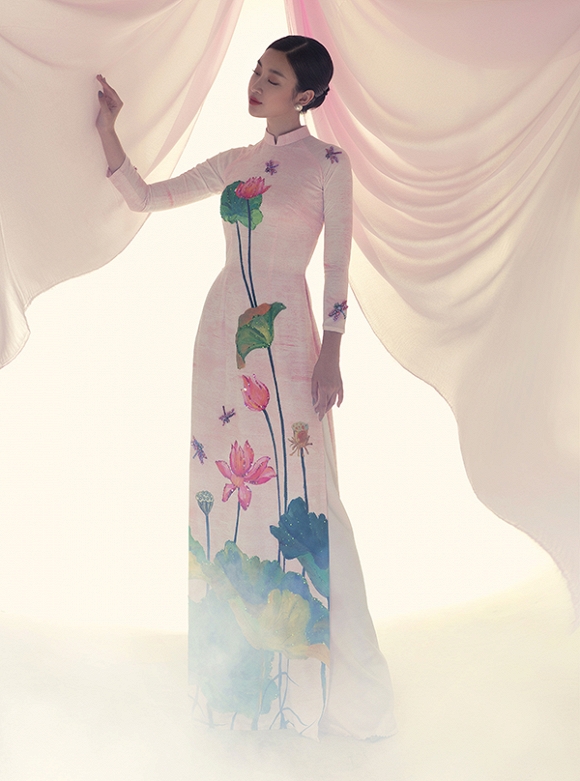 Hoa hậu Đỗ Mỹ Linh khoe dáng thướt tha với áo dài dịu dàng nhân mùa Vu lan-8