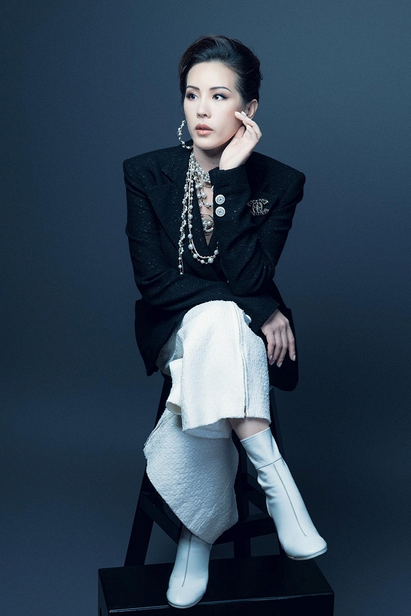 Hoa hậu Thu Hoài vẫn đầy trẻ trung, quyến rũ với hình tượng quý cô sang chảnh-1