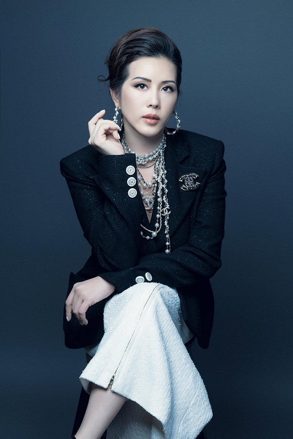 Hoa hậu Thu Hoài vẫn đầy trẻ trung, quyến rũ với hình tượng quý cô sang chảnh-2