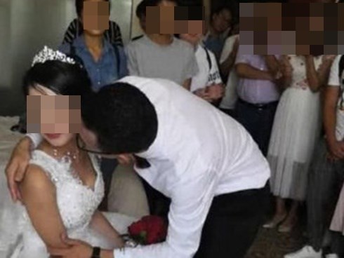 Cô dâu đột tử vì chú rể hôn quá mãnh liệt, 4 điểm trên cơ thể tránh tác động mạnh