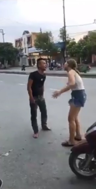 Nam thanh niên hạ mình quỳ xuống níu kéo người yêu giữa phố nhưng lại bị cô gái phũ phàng đá vào mặt-1