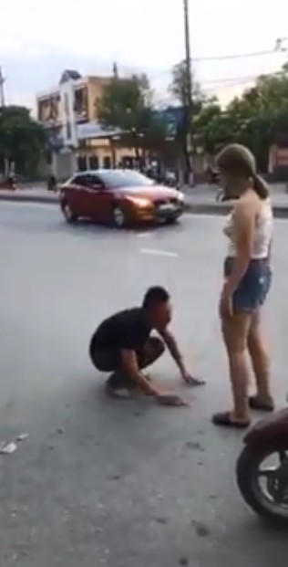 Nam thanh niên hạ mình quỳ xuống níu kéo người yêu giữa phố nhưng lại bị cô gái phũ phàng đá vào mặt-2