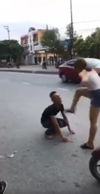 Nam thanh niên hạ mình quỳ xuống níu kéo người yêu giữa phố nhưng lại bị cô gái phũ phàng đá vào mặt-3