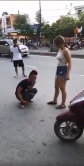Nam thanh niên hạ mình quỳ xuống níu kéo người yêu giữa phố nhưng lại bị cô gái phũ phàng đá vào mặt-4