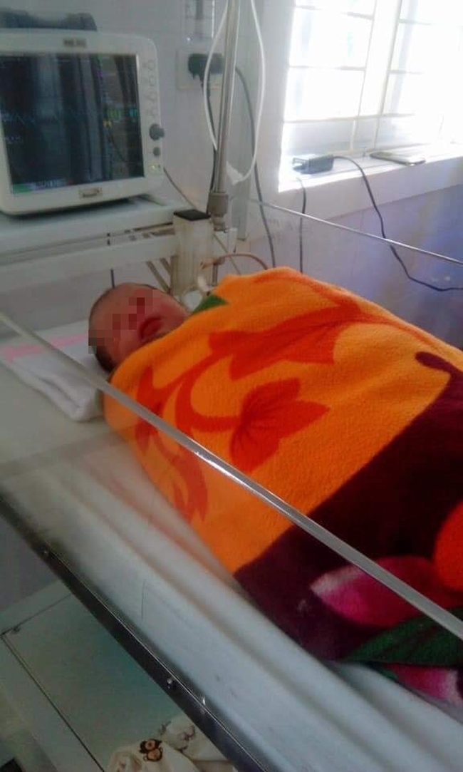 Bé trai sơ sinh còn nguyên dây rốn, nằm co ro vì lạnh, đói lả người bên vệ đường-1