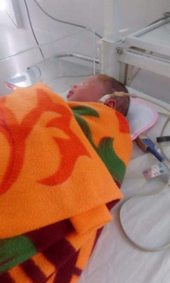 Bé trai sơ sinh còn nguyên dây rốn, nằm co ro vì lạnh, đói lả người bên vệ đường-2