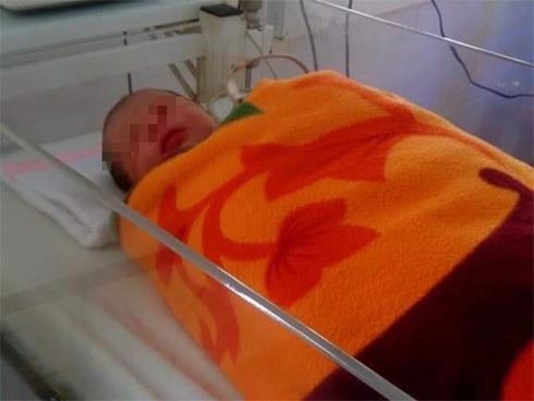 Bé trai sơ sinh còn nguyên dây rốn, nằm co ro vì lạnh, đói lả người bên vệ đường