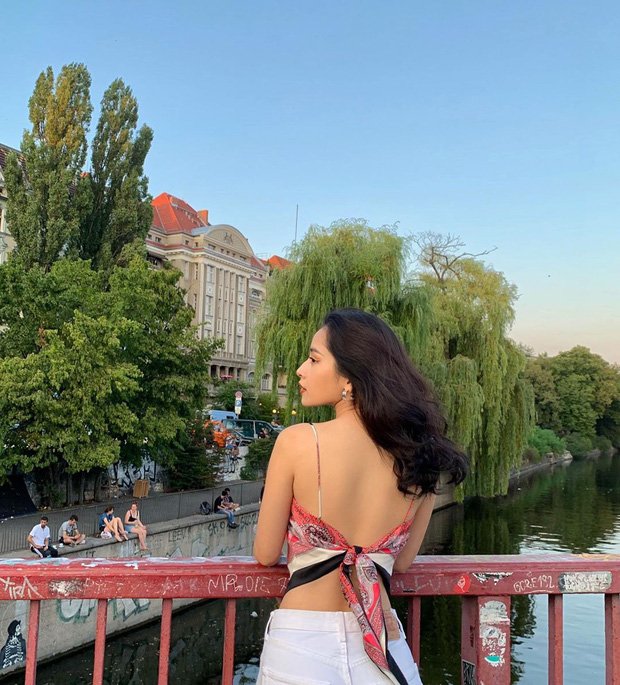 Hết Nam Em, Chi Pu cũng bắt trend lấy khăn làm áo của BLACKPINK-1