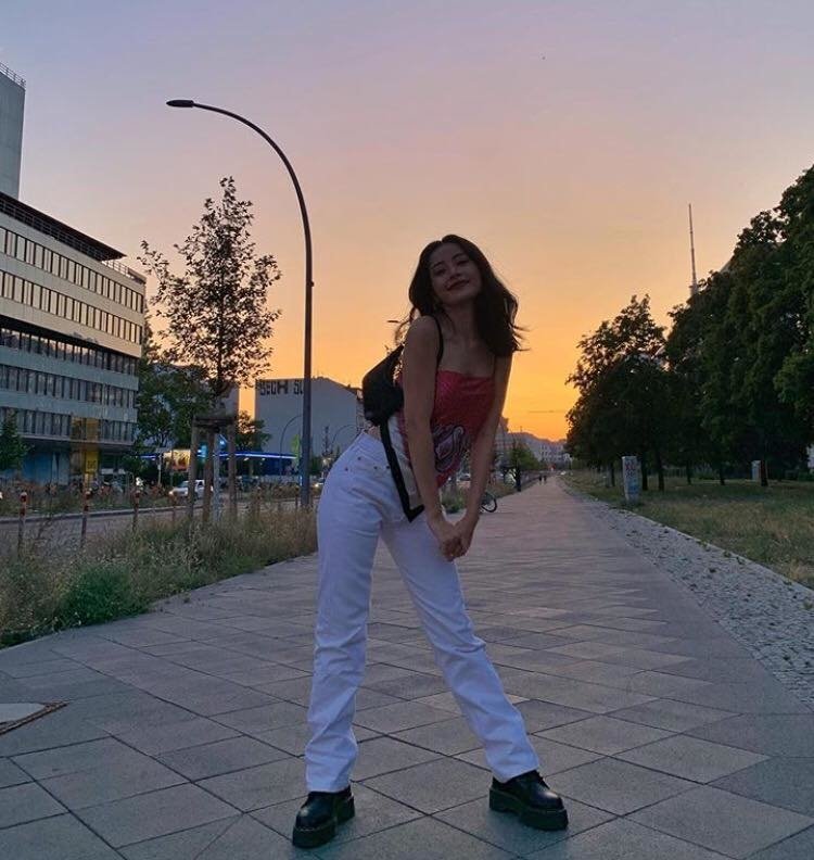 Hết Nam Em, Chi Pu cũng bắt trend lấy khăn làm áo của BLACKPINK-5