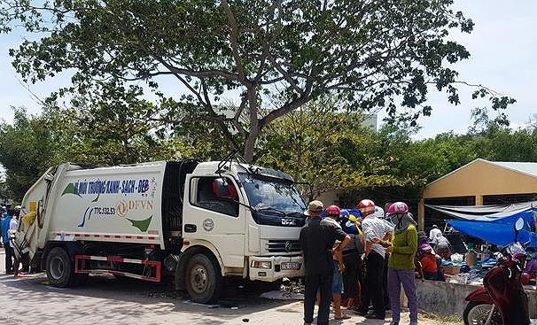 Xe chở rác lao vào cổng chợ tông chết một phụ nữ-1