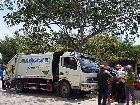 Xe chở rác lao vào cổng chợ tông chết một phụ nữ