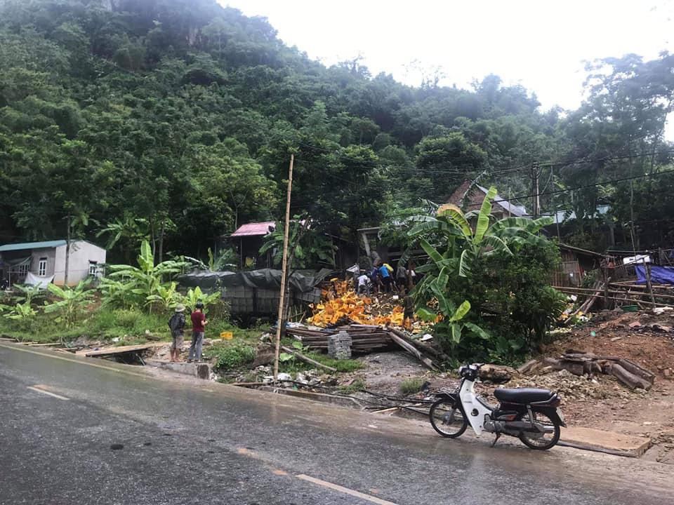 Tai nạn kinh hoàng, xe tải chở bia tông vào cột bê tông khiến 2 người tử vong tại chỗ-2