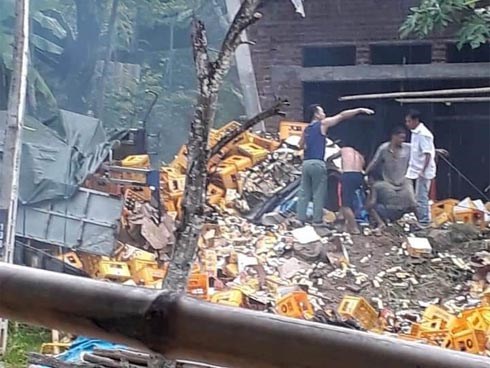 Tai nạn kinh hoàng, xe tải chở bia tông vào cột bê tông khiến 2 người tử vong tại chỗ