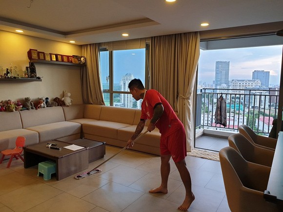 Đi diễn về giữa đêm vẫn luôn tay làm điều này cho vợ con, Tuấn Hưng được khen là ông chồng quốc dân-3