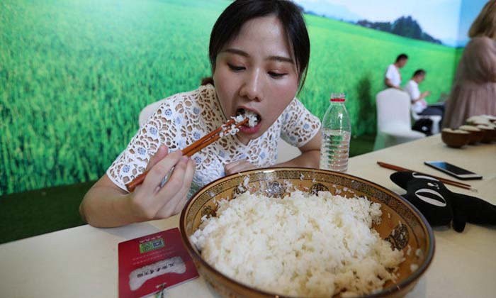 Dân mạng bức xúc về cô người yêu bá đạo” dám để bố mẹ bạn trai ngồi mâm dưới, chê bẩn và dơ dáy trong ngày đầu ra mắt-1