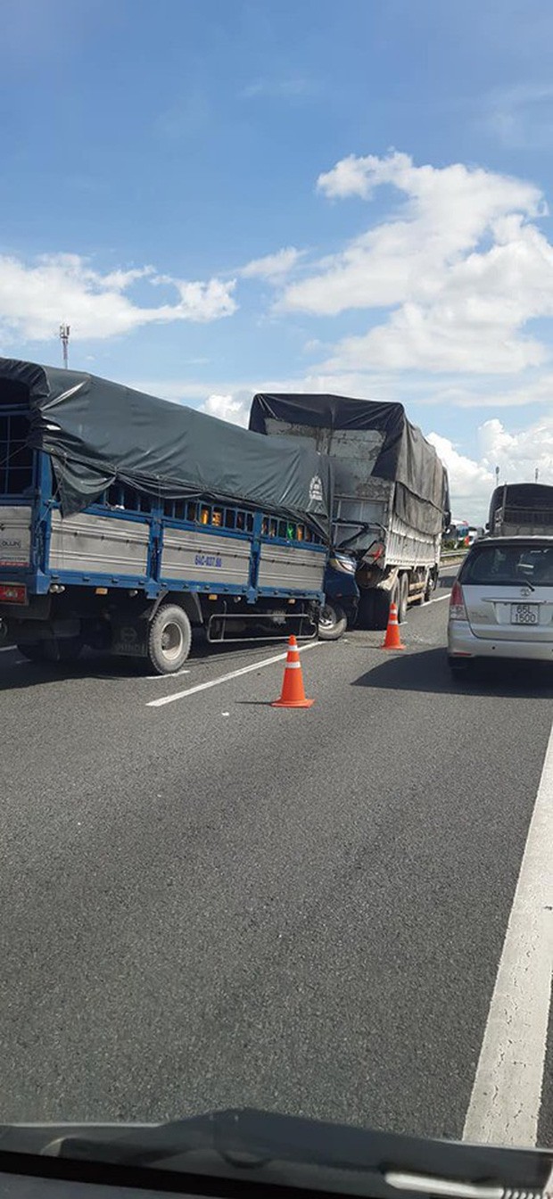 Xe tải nổ lốp bị một xe khác lao tới tông trúng, tài xế tử vong trên cabin-2