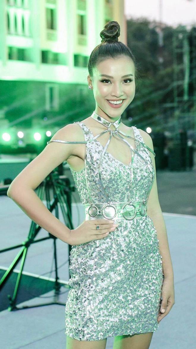 Quyến rũ trên thảm đỏ nhưng ra phố cực chất, mấy ai có gout đa dạng như Hoàng Oanh-6