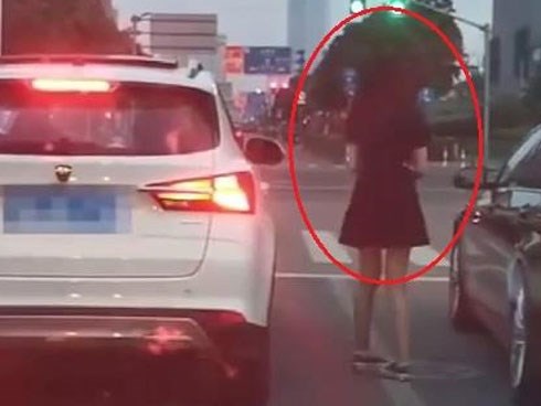 Vứt rác ra đường, tài xế bị cô gái đuổi theo, ném trả vào ôtô