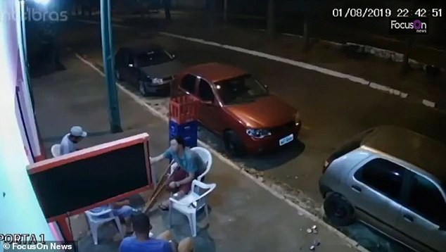 Đang ngồi uống bia trên vỉa hè, người đàn ông bất ngờ bị lốt ô tô văng trúng hất bay người-1