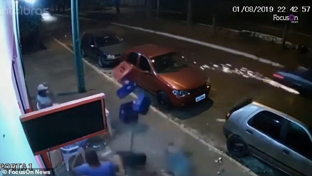 Đang ngồi uống bia trên vỉa hè, người đàn ông bất ngờ bị lốt ô tô văng trúng hất bay người-2