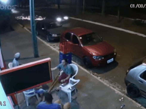 Clip thót tim: Người phụ nữ bị xe ben cán qua người nhưng may mắn sống sót-2