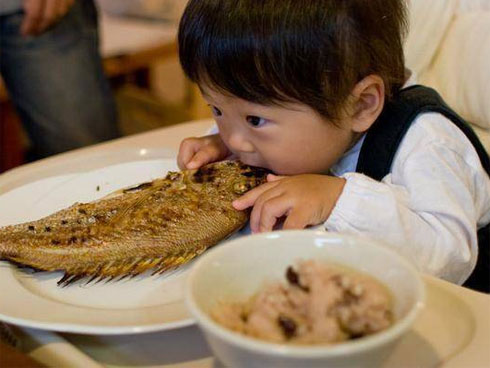 Hóc xương cá đừng có dại mà dùng thứ này chữa kẻo thiệt thân, hãy dắt túi ngay từng bước sơ cứu dưới đây!-5