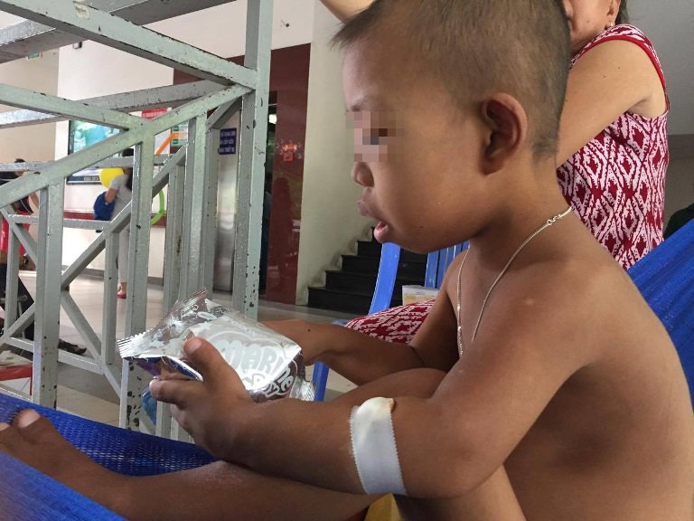 Có bé ra đi ngay lúc tay vẫn còn cắm kim, nhìn cảnh đó, vợ tôi cứ khóc nấc lên”-1